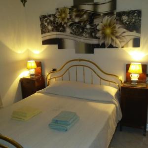 una camera da letto con un letto e due asciugamani di Casa Nene a La Spezia