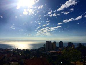 una vista de una ciudad con el sol en el cielo en Dpto Viña del Mar, en Viña del Mar