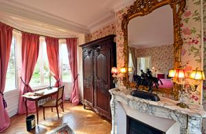 TV a/nebo společenská místnost v ubytování Chateau le Quesnoy