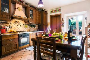 Frugo's House في بيزا: مطبخ مع طاولة خشبية مع وعاء من الفواكه