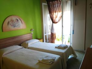 A bed or beds in a room at Hotel Simon