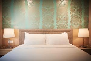 Postel nebo postele na pokoji v ubytování Cosmo Hotel Kuala Lumpur