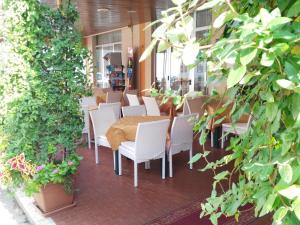 A restaurant or other place to eat at Hotel Simon