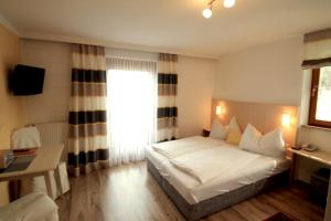 A bed or beds in a room at Seepension Neubacher KG