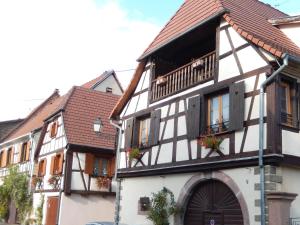a building in the old town at Gîte Pinot in Beblenheim
