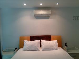 1 dormitorio con 1 cama y aire acondicionado en la pared en Copacabana Apartment, en Río de Janeiro