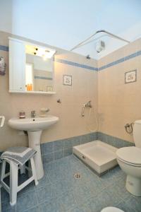 Een badkamer bij Cyclades Beach