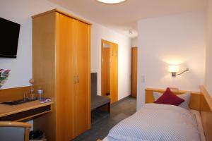 Camera con letto, scrivania e letto Sidx Sidx Sidx Sidx. di Pension Arcade a Dresda