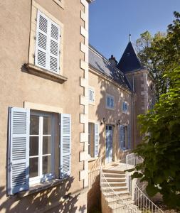 un edificio con scala che porta a una finestra di Manoir de Puyval a Rully