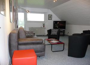 a living room with a couch and a tv at Stadt trifft Land in Münster