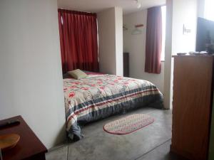 a small bedroom with a bed in a room at La Casa del Che Fernando in Lima