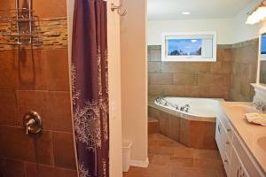 A bathroom at Longliner Lodge and Suites