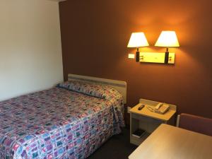 Una cama o camas en una habitación de Travelodge by Wyndham Raton 21 fotos más