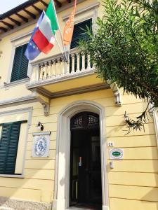 twee vlaggen aan de zijkant van een gebouw bij B&B Villa Primavera in Pisa