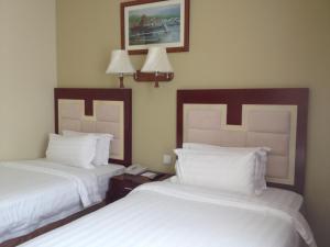 Postel nebo postele na pokoji v ubytování Gaya Centre Hotel