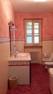 bagno con lavandino, servizi igienici e finestra di B&B da Michela a Perugia