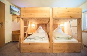 Krevet ili kreveti na sprat u jedinici u okviru objekta Alpin Garni die kleine Post