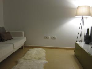 El RomeroにあるApartment N600のリビングルーム(白いソファ、白い敷物付)