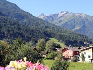 un pueblo en un valle con montañas en el fondo en Landhotel Kaserer, en Bramberg am Wildkogel