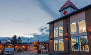 Peace RiverBCM和平河汽车旅馆的一座顶部有钟楼的建筑