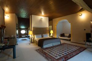 
A bed or beds in a room at Relais Del Castello Di Oviglio
