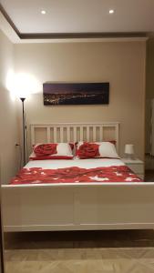 ein Schlafzimmer mit einem großen Bett mit einer roten Decke in der Unterkunft Ilemony in Neapel