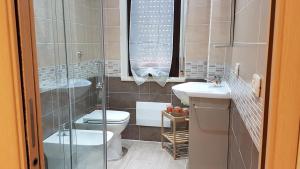 ナポリにあるIlemonyのバスルーム(トイレ、ガラス張りのシャワー付)