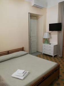Un dormitorio con una cama con dos toallas encima. en B&B Le Volte, en Sarno