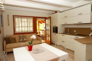 Kitchen o kitchenette sa Home White