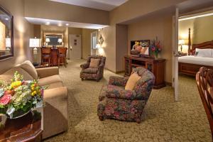 Habitación de hotel con cama y sala de estar. en Carnegie Hotel & Spa en Johnson City