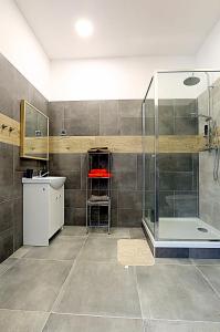 Kylpyhuone majoituspaikassa Intermo