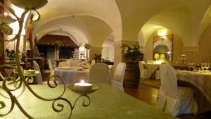Reštaurácia alebo iné gastronomické zariadenie v ubytovaní Relais Del Castello Di Oviglio
