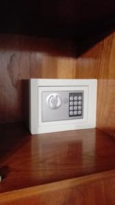 un horno microondas blanco sentado en la parte superior de un armario de madera en Manilo House, en Mar del Plata