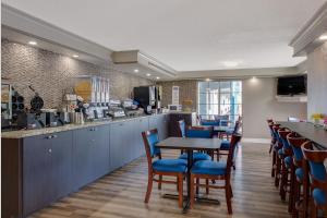 Ресторант или друго място за хранене в Baymont by Wyndham Jacksonville Orange Park