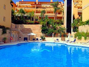 una gran piscina frente a un edificio en Luxury Residence Puerto Banus, en Marbella