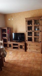 Μια τηλεόραση ή/και κέντρο ψυχαγωγίας στο Apartamentos Hermanas Montolio