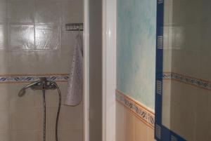 Ένα μπάνιο στο Apartamentos Hermanas Montolio +27 φωτογραφίες