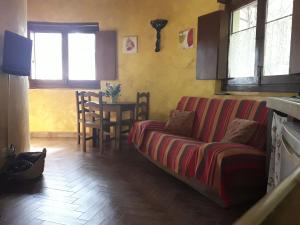 Valverde de la VeraにあるApartamentos Rurales Ecopangeaのリビングルーム(ソファ、テーブル付)