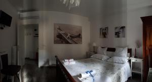 een slaapkamer met een bed met handdoeken erop bij Oro Rosso Rooms Locazione Turistica in Arezzo