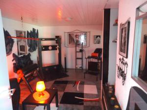 - un salon avec une table et un miroir dans l'établissement Exclusiv-Mietapartment (BDSM)-Heidelberg, à Heidelberg