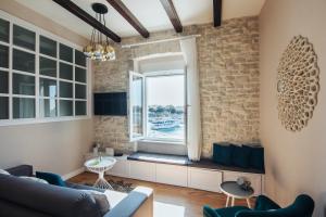 Televízia a/alebo spoločenská miestnosť v ubytovaní Magic View Apartments