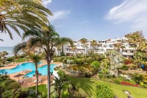 een luchtzicht op een resort met een zwembad en palmbomen bij Ventura Del Mar in Marbella