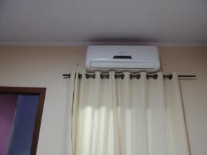 a air conditioner on the ceiling of a room at Pousada Centaurus in Alto Paraíso de Goiás