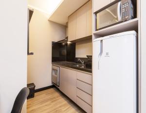 I am Design Hotel Campinas by Hotelaria Brasil的厨房或小厨房