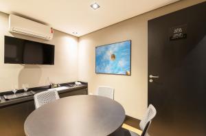 I am Design Hotel Campinas by Hotelaria Brasil的电视和/或娱乐中心