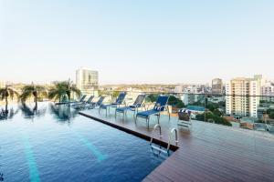 I am Design Hotel Campinas by Hotelaria Brasil内部或周边的泳池