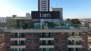 um edifício com o sinal am em cima dele em I am Design Hotel Campinas by Hotelaria Brasil em Campinas