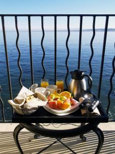 un plato de fruta en una mesa en un balcón en Monterey Bay Inn en Monterey