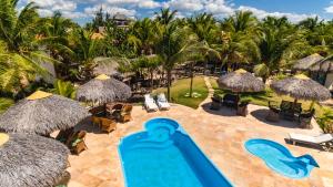 einen Luftblick auf ein Resort mit einem Pool in der Unterkunft Paraiso da Barra in Barra Grande