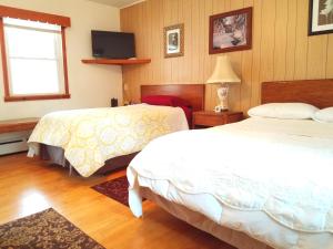 Säng eller sängar i ett rum på Black Bear Lodge